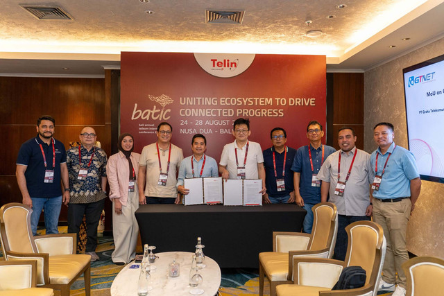 Telin dan PT Graha Telekomunikasi Indonesia (GTI) menandatangani MoU BSCS Fiber Pair Project dalam rangkaian BATIC 2026 sebagai upaya upaya memperluas kolaborasi strategis dan mengoptimalkan infrastruktur konektivitas internasional untuk menjawab kebutuhan konektivitas digital yang semakin tinggi di Nusa Dua, Bali. Foto: Dok. Telkom