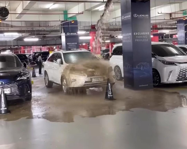 Sederet mobil Lexus terguyur air yang berasal dari kebocoran pipa di area parkir Mall PIK Avenue.  Foto: dok. Istimewa