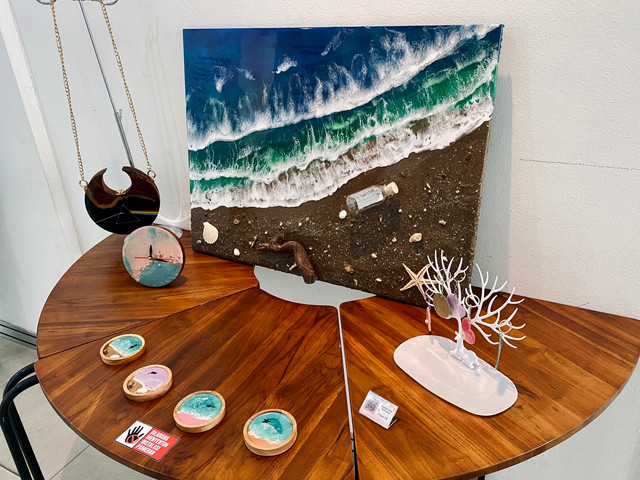 Berbagai karya oleh Sigur.id berbahan utama limbah kayu dan epoxy resin.