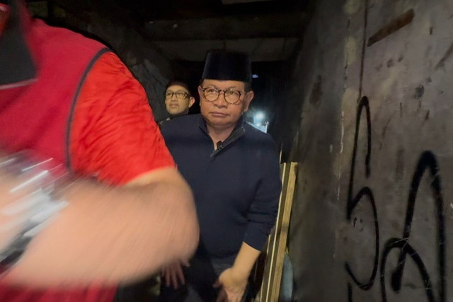 Gubernur DKI Jakarta Pramono Anung saat melayat ke rumah duka korban usai penyampaian aspirasi di kawasan Pejompongan, Jakarta Pusat, Jumat (28/8/2026). Foto: Nauval Pratama/kumparan