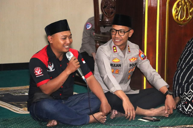 Kapolres Malang AKBP Rulian Syauri bersilaturahmi dengan  Ojol Mitra Kamtibmas Polres Malang yang dirangkai dengan doa bersama dan santunan anak yatim di Masjid Ashumul Muhsinin, Jumat (28/8/2026). Foto: Dok. Istimewa
