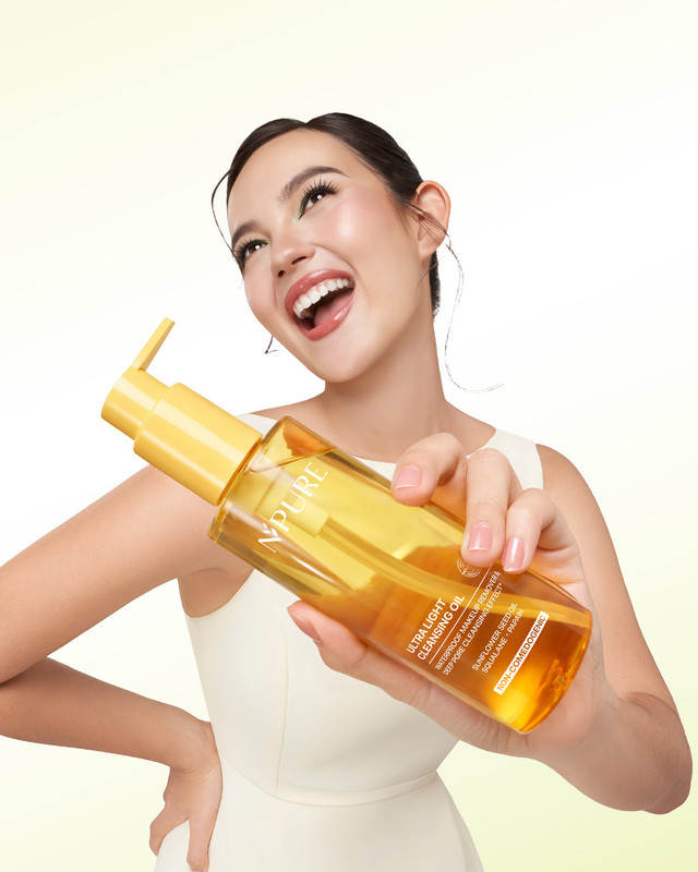 NPURE Ultra Light Cleansing Oil menggabungkan teknologi cleansing dan bahan berbasis plant oil untuk membersihkan wajah sekaligus menjaga kelembapan dan kenyamanan kulit. Foto: NPURE