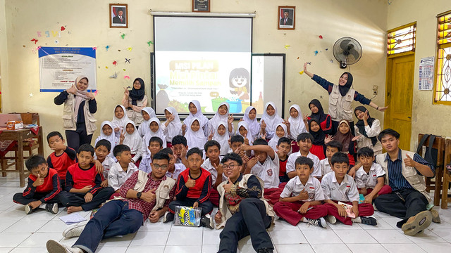 Mahasiswa KKN Reguler 159 Unit IV.C.1 bersama siswa-siswi SD Negeri Gedangan II usai kegiatan sosialisasi "MISI PILAH: Misi Pintar Memilah Sampah", Kamis (27/8/2026). Foto: Nazhifah Zahra Fadilah dan Ines Maharani. 