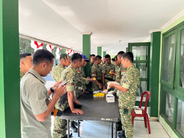 Deteksi dini penyalahguna narkotika melalui test urine bagi prajurit Yonarmed 9/Pasopati. Foto: Dok Pribadi.
