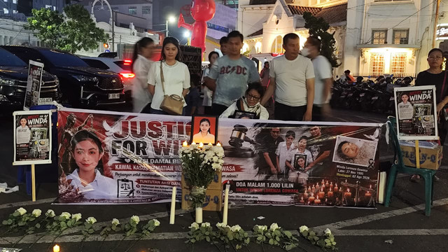 Suasana keluarga Winda Lorenza Gowasa gelar aksi damai 1.000 lilin di Kota Medan, Jumat (28/8/2026). Foto: Amar Marpaung/kumparan