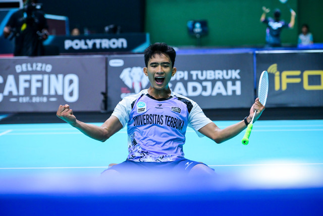 Muhammad Agil Firmansyah yang memperkuat Universitas Terbuka Semarang meraih peringkat tiga dari kategori tunggal putra perorangan di Campus League Badminton Regional Semarang 2026 yang berlangsung di Polytron Stadium, Jumat (28/8/2026). Foto: Campus League