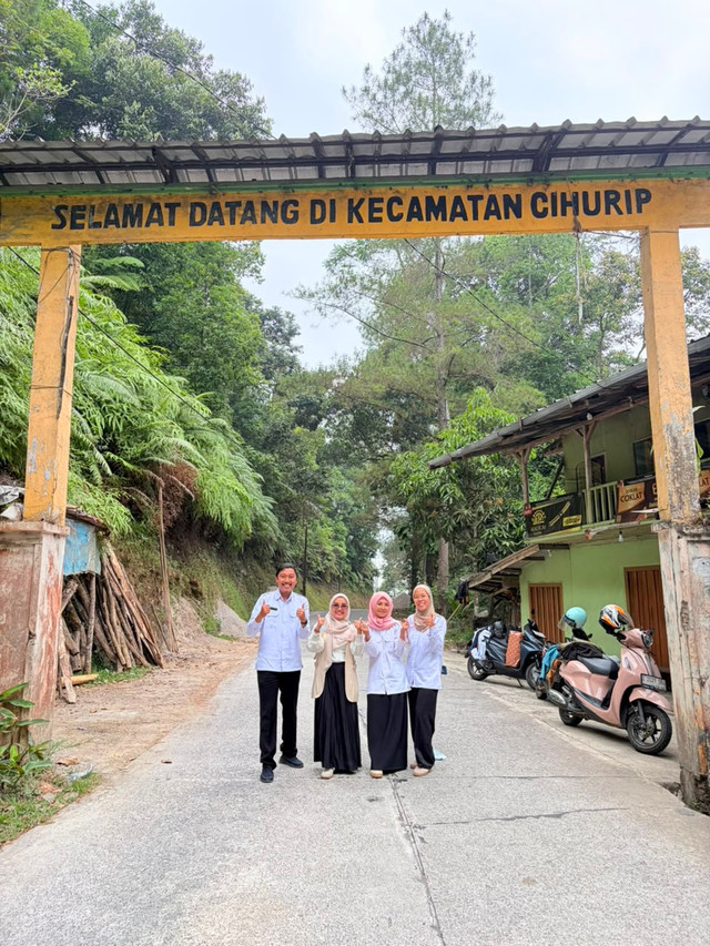 Guru-guru yang berfoto bersama di Tugu Kecamatan Cihurip. Dok. Pribadi.