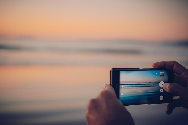 Ilustrasi digital marketing, nature, smartphone. Foto: Pixabay