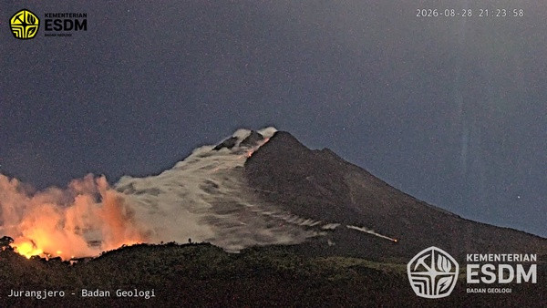 Detik-detik Gunung Merapi mengeluarkan awan panas guguran sejauh 2 kilometer pada Jumat (28/8) malam. Foto: Dok. BPPTKG