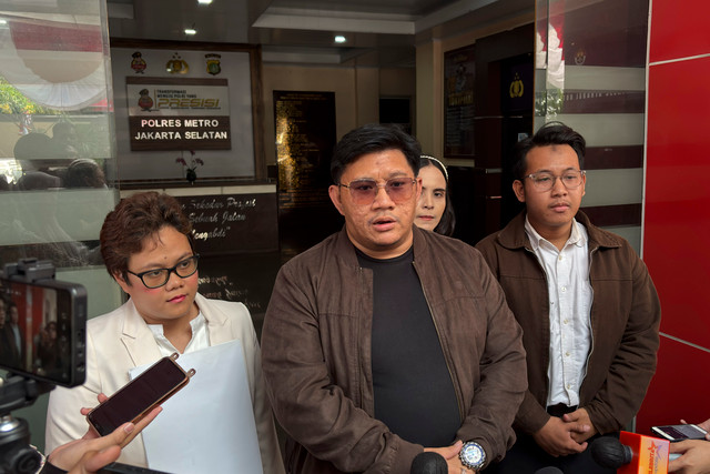 Kuasa hukum Ruben Onsu, Machi Achmad mendatangi Polres Metro Jakarta Selatan, Jumat (28/6/2026). Foto: Hosana Solagracia Sifra/kumparan