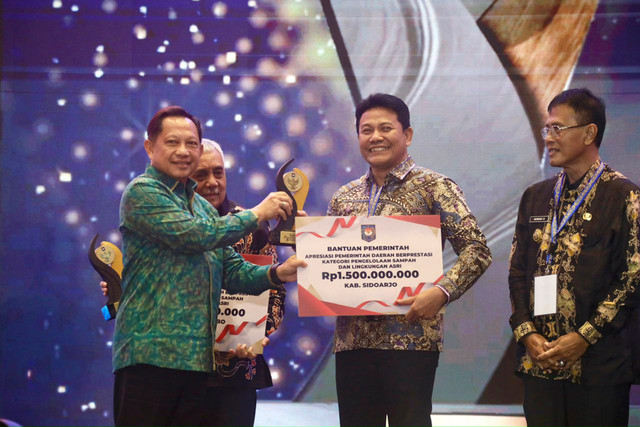 Mendagri Tito Karnavian (kiri) serahkan penghargaan bagi Pemda berprestasi regional Jawa-Bali Batch II 2026 di Badung, Bali, untuk pacu kinerja dan inovasi daerah, Jumat (28/8/2026). Foto: Dok. Kemendagri