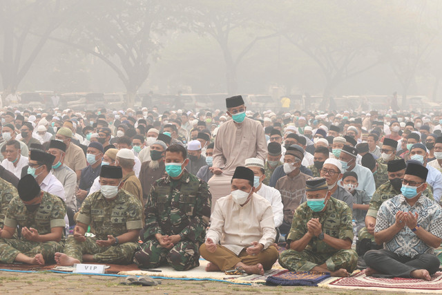 Umat Islam berdoa usai melaksanakan Shalat Istisqa di pelataran Masjid Raya Mujahidin, Pontianak, Kalimantan Barat, Sabtu (29/8/2026). Foto: Jessica Wuysang/ANTARA FOTO