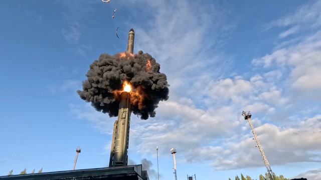 Uji coba peluncuran rudal balistik antarbenua Rusia di kosmodrom Plesetsk, Wilayah Arkhangelsk, Rusia, Jumat (28/6/2026). Foto: Kementerian Pertahanan Rusia/via REUTERS