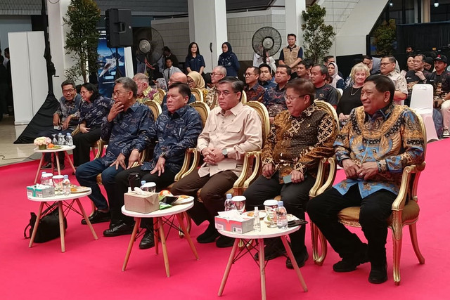 Menteri Ketenagakerjaan RI Yassierli dan Direktur Utama PT Dirgantara Indonesia (PTDI) Gita Amperiawa menghadiri Peresmian Dirgantara Indonesia Training Center di PT Dirgantara Indonesia, Bandung, Sabtu (29/8/2026). Foto: Abisatya Ramdhani/kumparan