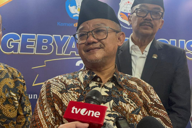 Doorstop Mendikdasmen Abdul Muti usai kegiatan Gebyar Kursus 2026 yang diselenggarakan oleh Kemendikdasmen dan FPLKP, di Plaza Festival Kuningan, Jakarta Selatan, Sabtu (29/8/2026). Foto: Kevin Daniel/kumparan