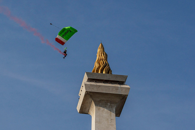 Prajurit Komando Pasukan Khusus (Kopassus) TNI AD melakukan aksi terjun payung dalam rangkaian Merdeka Run 2026 di kawasan Monumen Nasional (Monas), Jakarta, Sabtu (29/8/2026). Foto: Darryl Ramadhan/ANTARA FOTO