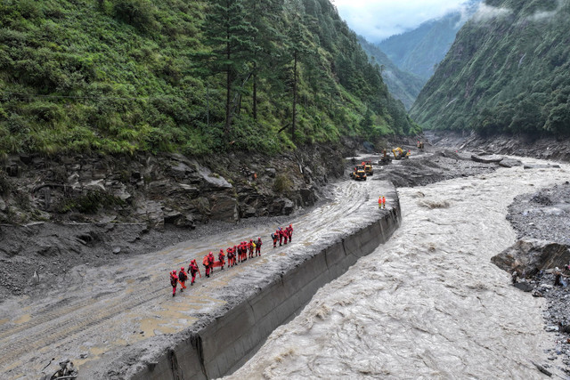 Alat berat dikerahkan untuk membuka akses jalan yang tertutup saat operasi penyelamatan banjir bandang di Gyirong, Shigatse, Daerah Otonom Tibet, China, Jumat (28/8/2026). Foto: cnsphoto/via REUTERS