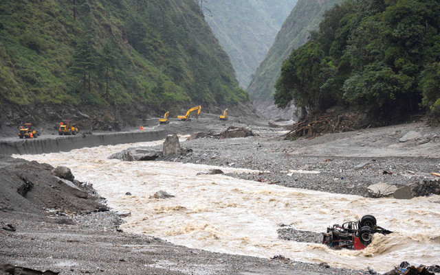 Alat berat dikerahkan untuk membuka akses jalan yang tertutup saat operasi penyelamatan banjir bandang di Gyirong, Shigatse, Daerah Otonom Tibet, China, Jumat (28/8/2026). Foto: cnsphoto/via REUTERS