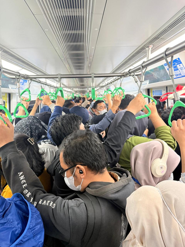 Dokumentasi kepadatan KRL saat jam sibuk. Dokumentasi: Hana Fira Salsabillah