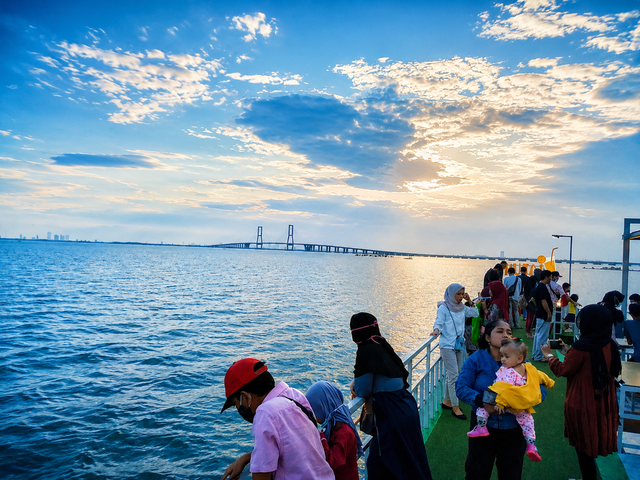 Jembatan Suramadu dilihat dari sisi Madura. Foto: M. Latif.