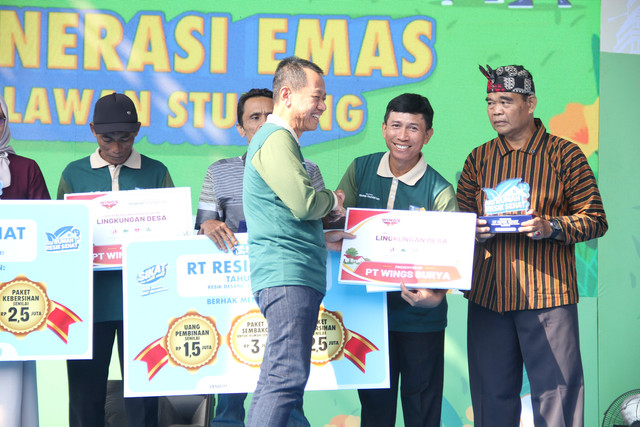 Bupati Kudus, Sam'ani Intakoris menyerahkan hadiah Desa Resik Sehat saat acara MilkLife Festival Keluarga Sehat di Alun-alun Simpang Tujuh Kudus, Jawa Tengah, Sabtu (29/8/2026).  Foto: Vega Ma'arijil Ula/kumparan