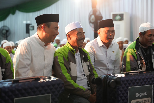 Menteri Perhubungan, Dudy Purwagandhi (kedua dari kanan) dan CEO GoTo, Hans Patuwo (kiri) saat mengantar keberangkatan umrah Mitra Driver Legend di Kemang Timur, Jakarta pada Jumat malam (28/8). Foto: Dok. Gojek