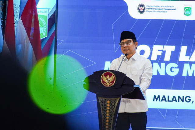 Menko Pemberdayaan Masyarakat Abdul Muhaimin Iskandar menyampaikan pemaparan saat peresmian Malang Migrant Center di Pendopo Agung Kabupaten Malang, Jawa Timur, Rabu (26/8/2026). Foto: Irfan Sumanjaya/ANTARA FOTO
