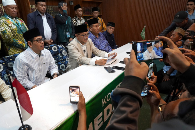 Pengasuh Pondok Pesantren Mambaul Maarif, KH Abdussalam Shohib atau Gus Salam (tengah bawah) menyampaikan pernyataan terkait dinamika Muktamar ke-35 Nahdlatul Ulama (NU) di Denanyar, Jombang, Jawa Timur, Sabtu (29/8/2026). Foto: Syaiful Arif/ANTARA FOTO