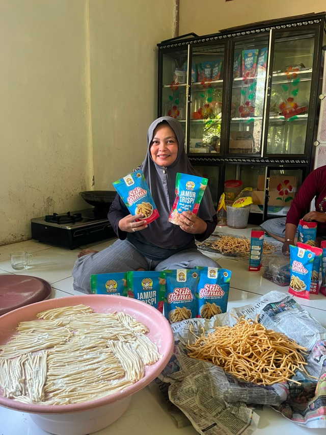Nasabah PNM Mekaar, Astuti, sukses bangun usaha dari jamur tiram yang tak habis terjual dan tidak terbuang menjadi jamur krispi dan stik jamur. Foto: Dok. PNM