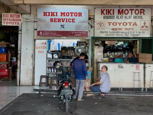 Toko spare part Toyota dan Mitsubishi Kiki Motor di lantai tiga, Pasar Palmerah, Jakarta Barat. Foto: Alvian Yoga Yulianto/kumparan