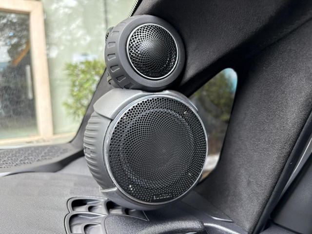 Bagian tweter (atas) dan midrange (bawah) dalam sistem audio mobil. Foto: Alvian Yoga Yulianto/kumparan