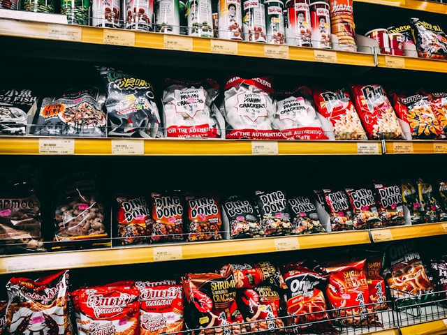 Ilustrasi Kenapa kerupuk mengembang ketika digoreng? . Foto: Unsplash/Zach Rowlandson