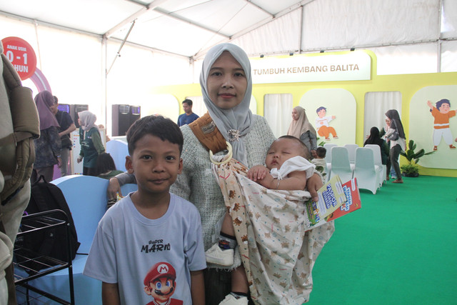 Warga mengikuti kegiatan MilkLife Festival Keluarga yang digelar di Alun-alun Simpang Tujuh Kudus, Jawa Tengah, Sabtu (29/8/2026). Foto: Vega Maarijil Ula/kumparan
