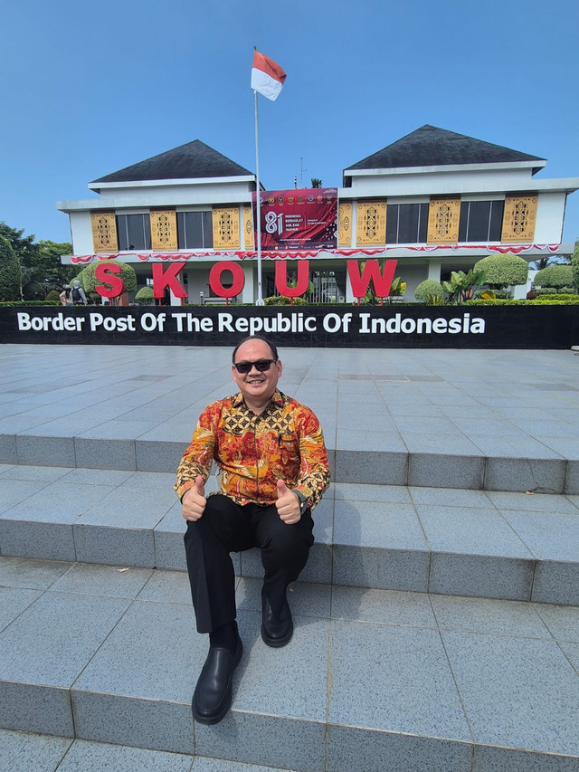 Berpose di landmark PLBN Skouw (dokumentasi pribadi)