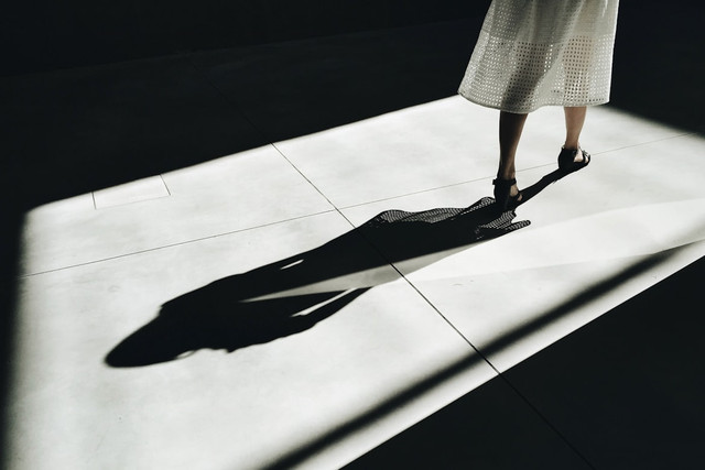 Ilustrasi Kenapa Bayangan Berubah Panjang? Unsplash.com/Martino Pietropoli