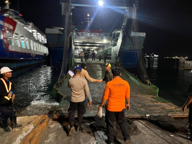 Evakuasi penumpang Kapal Motor Penyeberangan (KMP) Perkasa 5 yang mati mesin di Selat Bali. Foto: Dok. Kantor Sar Banyuwangi