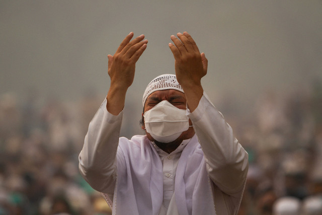 Seorang muslim berdoa dalam salat berjamaah memohon hujan, sementara kabut asap dari kebakaran hutan menyelimuti area tersebut, di kompleks Masjid Agung Mujahidin di Pontianak, Kalimantan Barat, Minggu (30/8/2026). Foto: Willy Kurniawan/REUTERS