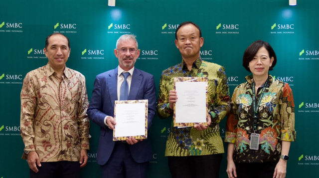 (kanan-kiri) Emilya Tjahjadi, Direktur Bank SMBC Indonesia, Jun Saito, Wakil Direktur Utama Bank SMBC Indonesia, Steven Beck, Head for Trade and Supply Chain Finance Asian Development Bank (ADB), dan Bobur Alimov, Kepala Perwakilan ADB untuk Indonesia dalam penandatanganan perjanjian kerja sama antara Bank SMBC Indonesia dan ADB di Jakarta, Kamis (27/8). Foto: SMBC