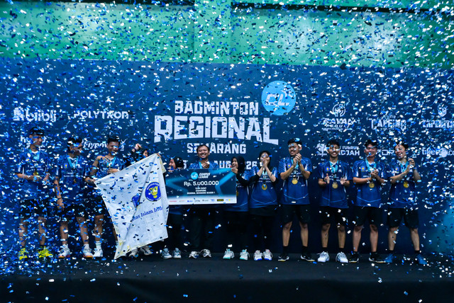 Tim Universitas Islam Indonesia (UII) mengalahkan Universitas Negeri Semarang dengan skor 2-0 di partai final beregu Campus League Badminton Regional Semarang 2026 di Polytron Stadium, Universitas Diponegoro, Sabtu (29/8/2026). Foto: Dok. Campus League