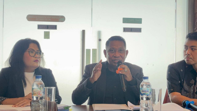 Kuasa hukum SKS, Ben Hadjon konferensi pers soal kliennya yang dilaporkan atas dugaan pelecehan seksual pegawainya di Surabaya, Minggu (30/8/2026). Foto: Dok. Istimewa