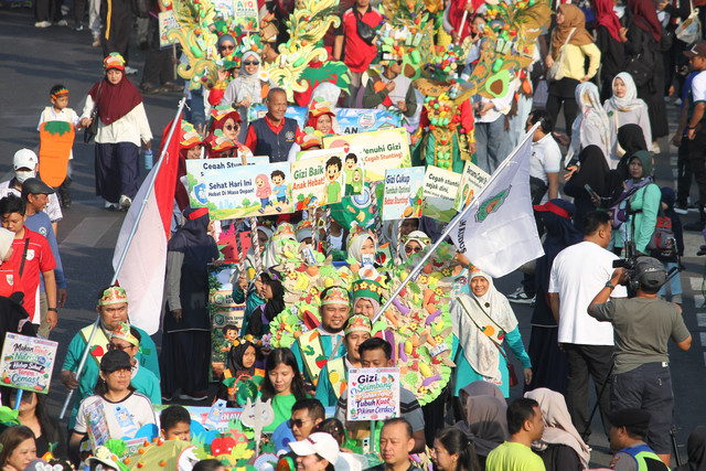 Siswa-siswi di Kabupaten Kudus, Jawa Tengah mengikuti acara Jalan Keluarga Sehat sebagai rangkaian MilkLife Festival Keluarga Sehat 2026 di Alun-alun Simpang Tujuh Kudus pada Minggu (30/8/2026). Foto: Vega Ma'arrijil Ula/kumparan