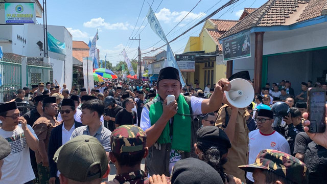 Sejumlah massa berusaha merangsek ke area Muktamar ke-35 NU di GSG Ponpes Bahrul Ulum, Jombang, Minggu (30/8/2026). Foto: Farusma Okta Verdian/kumparan