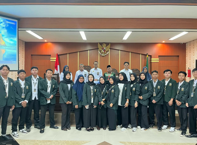 Sumber: Dokumentasi pribadi saat kegiatan magang. Foto bersama Ketua, Wakil Ketua, Dosen Pamong, para Hakim, serta Pegawai Pengadilan Agama Probolinggo dalam rangka kegiatan magang.