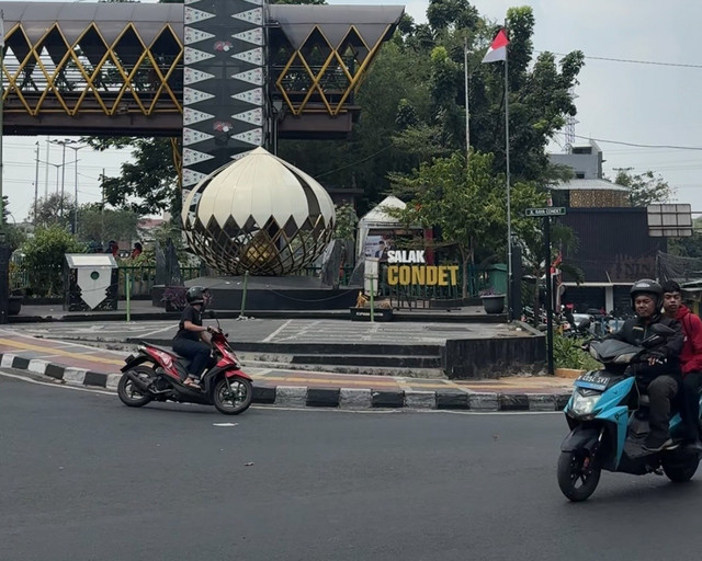 Deretan bisnis parfum, oleh-oleh haji sampai kuliner khas Arab yang berada di Jalan Raya Condet, Jakarta Timur pada Minggu (30/8/2026). Foto: Argya Maheswara/kumparan