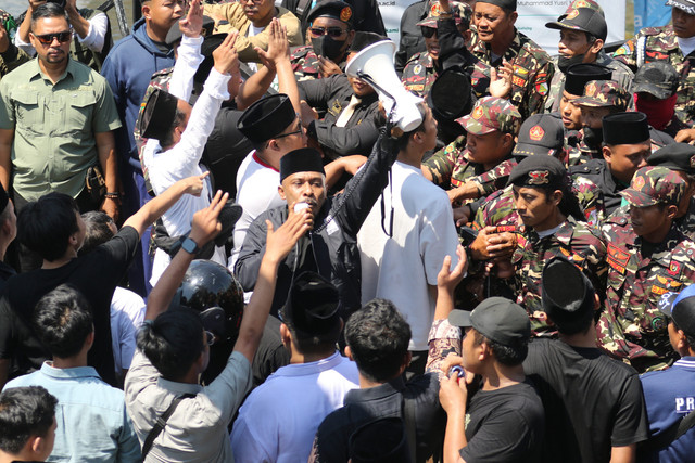 Simpatisan calon Ketua Umum PBNU menggelar aksi demonstrasi di pintu akses Sidang Pleno IV Muktamar ke-35 Nahdlatul Ulama (NU) di Gedung Serba Guna, Pondok Pesantren Bahrul Ulum, Jombang, Jawa Timur, Minggu (30/8/2026). Foto: Syaiful Arif/ANTARA FOTO