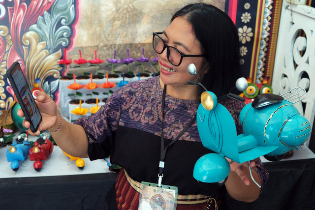 Pelaku UMKM memasarkan produk kerajinan berbahan plat besi melalui perdagangan digital di Pasar Seni Tradisional, Tabanan, Bali, Minggu (30/8/2026). Foto: Nyoman Hendra Wibowo/ANTARA FOTO