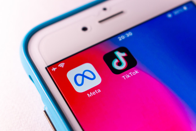 Ilustrasi Meta dan TikTok. Foto: Koshiro K/Shutterstock
