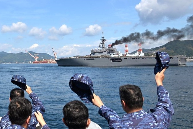 Upacara pelepasan kru kapal Kunisaki yang membawa 3 Helikopter Chinook berangkat ke Indonesia buat memadamkan Karhutla. Foto: X/@ModJapan_en