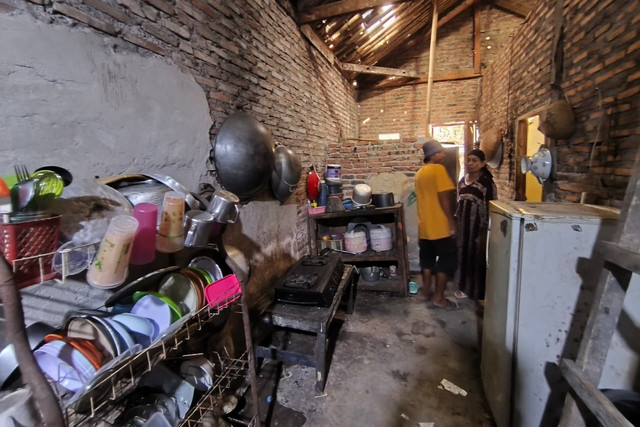 Kondisi dapur rumah korban ledakan gas di Kampung Pulo Kapuk, Desa Mekarmukti, Kecamatan Cikarang Utara, Kabupaten Bekasi, Minggu (30/8/2026). Foto: Aditya Nugraha/kumparan