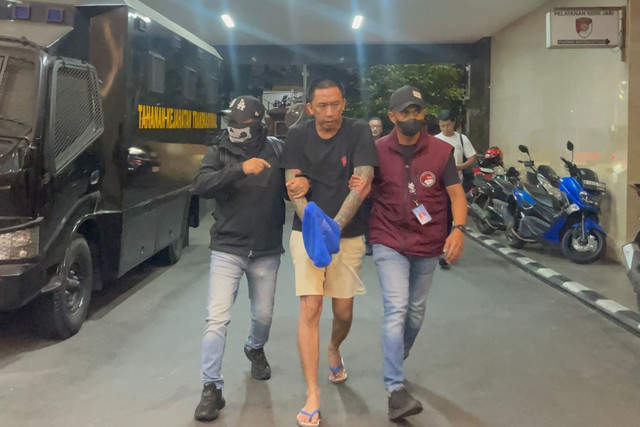 Bayu Wicaksono alias Encek tiba di Bareskrim Polri, Jakarta, Minggu (30/8/2026). Foto: Rayyan Farhansyah/kumparan